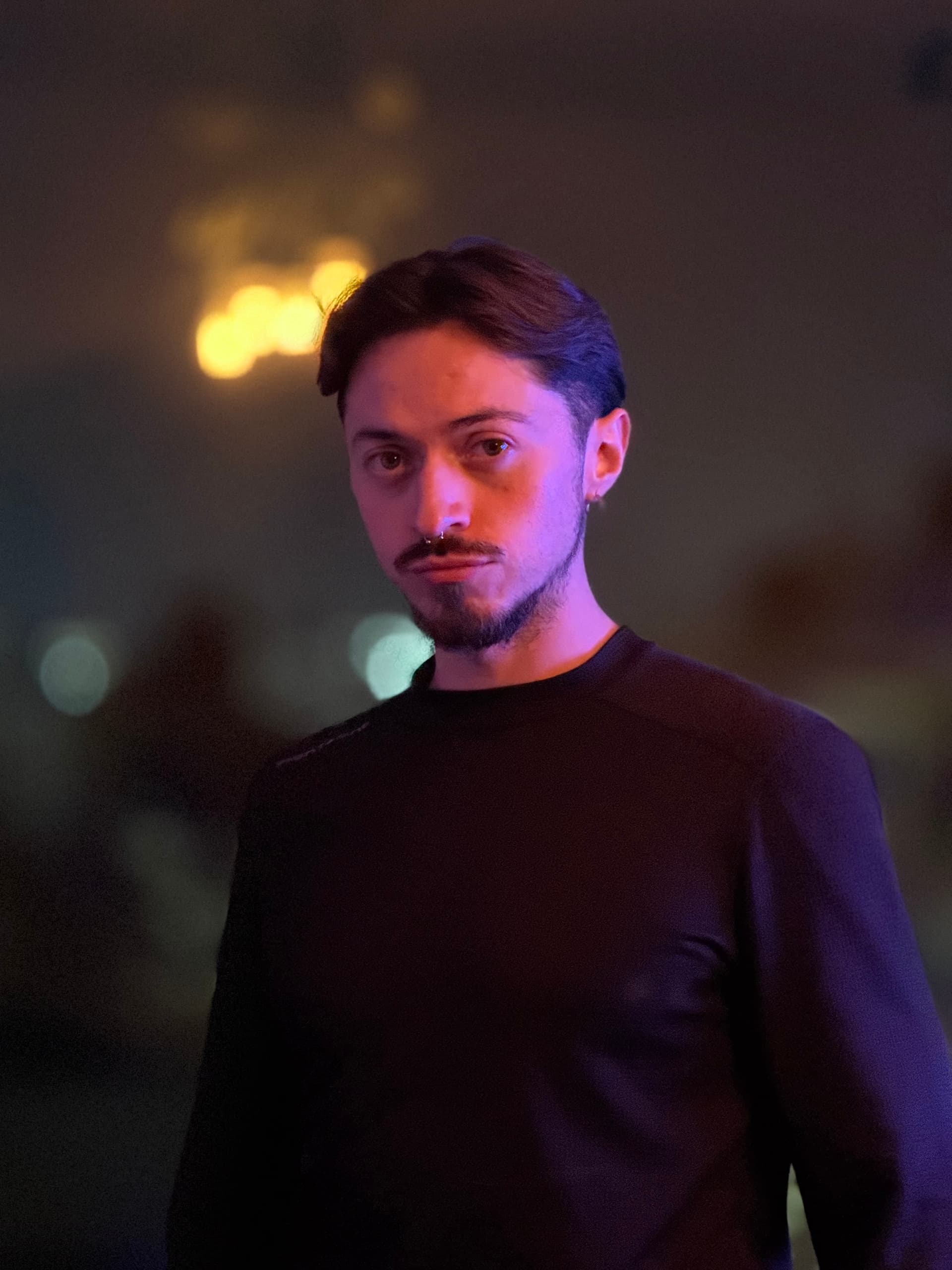 Frexy con chaqueta técnica frente a visuales circulares