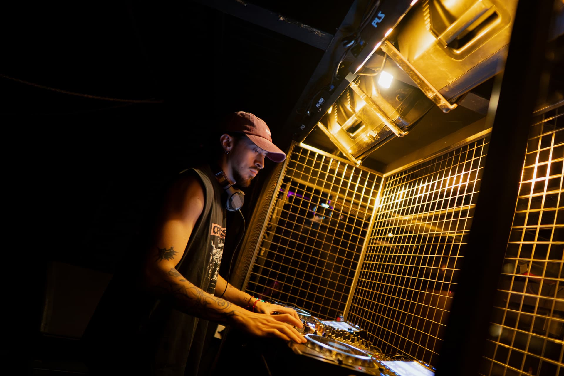 Frexy manipulando los controles frente al público