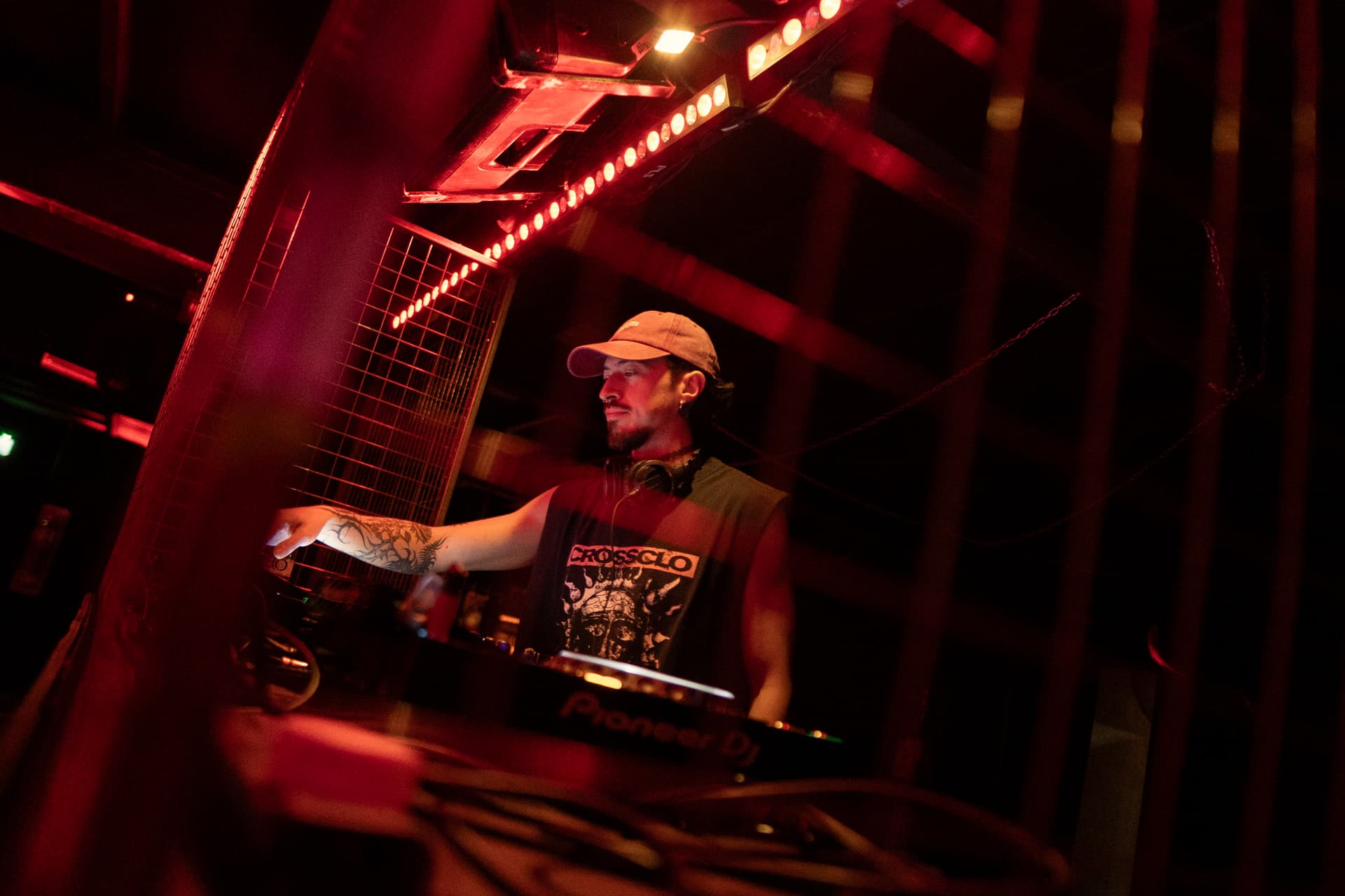 Frexy iluminado por luces cálidas en cabina